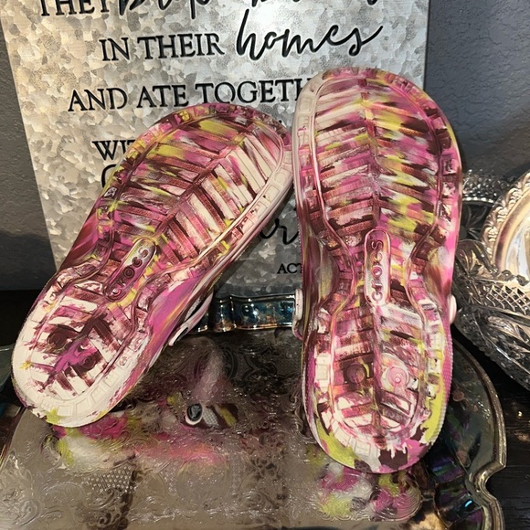 2 Pairs of crocs - Crocs Classic Tie Dye Lined and Yellow Daisy Croc Lined - Picture 4 of 14